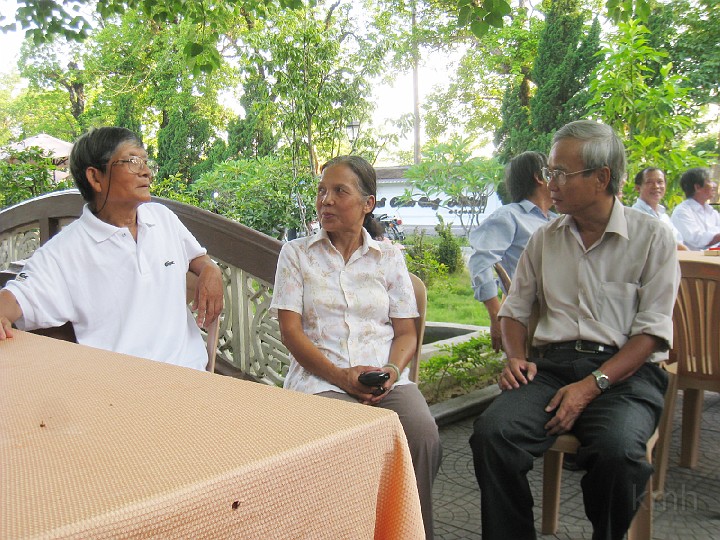 Mai Huong voi Thay Co Quan Thay Sinh_IMG_0045.jpg - thầy Quân Cô Cần và thầy Trần Dư Sinh